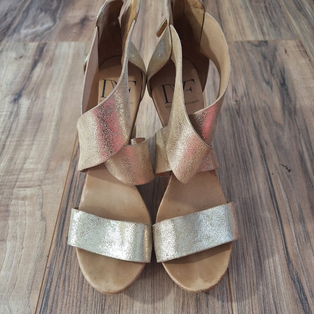 Diane Von Furstenberg Gold Metallic Leather Wedge Heel Sandals 8.5M With Back Zi - Picture 12 of 12